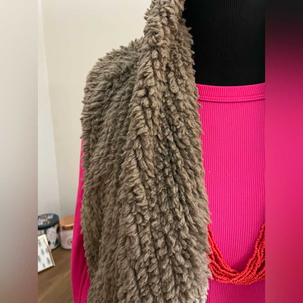 Warm vest shawl with pockets! - Picture 3 of 6